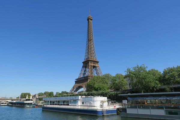 Discover Unforgettable Walking Journeys: Experience Edinburgh's Historic Old Town Through Our Highly-Rated Tours!